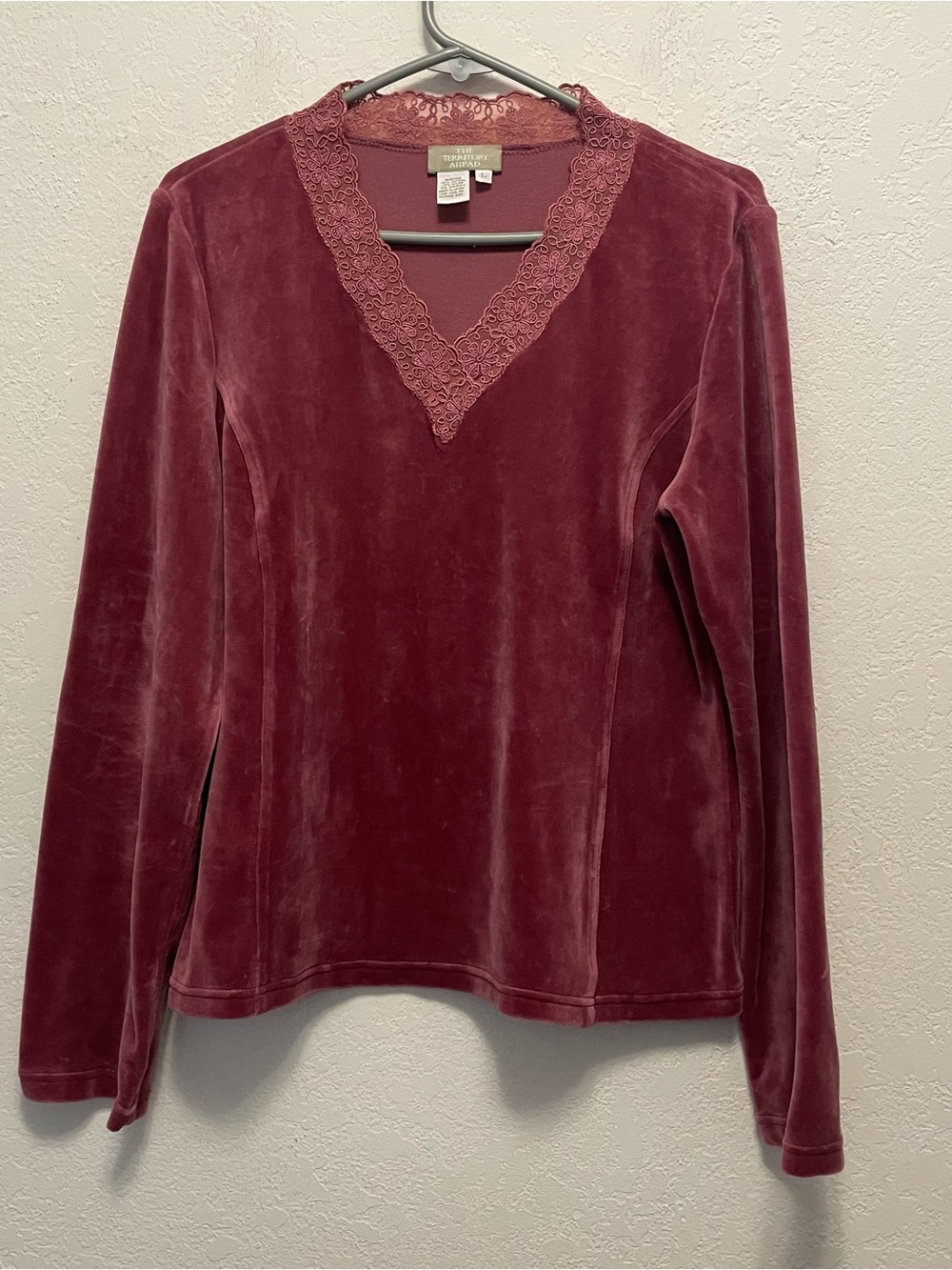 The Territory Ahead L mauve-pink velour long-sleeve top lace-trimmed V-neckline